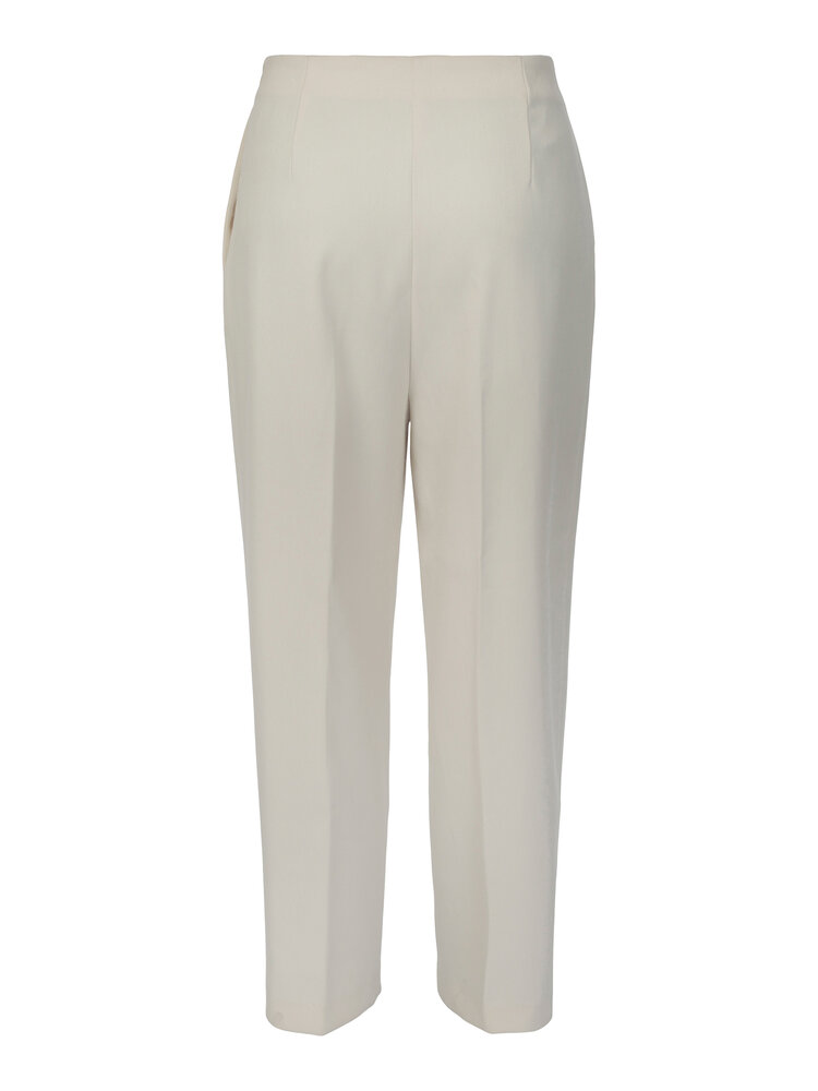 Olava white pant in relaxed fit.